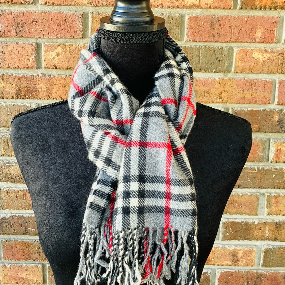 ❤️ Burberry Gray and Red Plaid Scarf